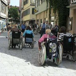 Rollifahrer in der Tübinger Kornhausgasse